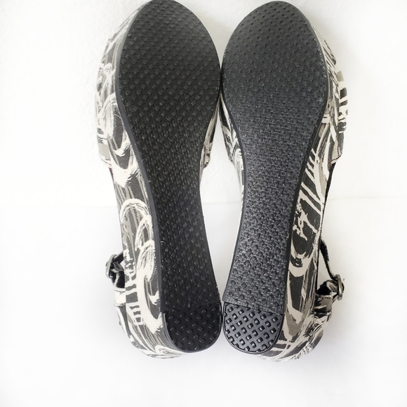 SOLD Tom's wedge sandles black white funky Size 7 - Picture 5 of 6
